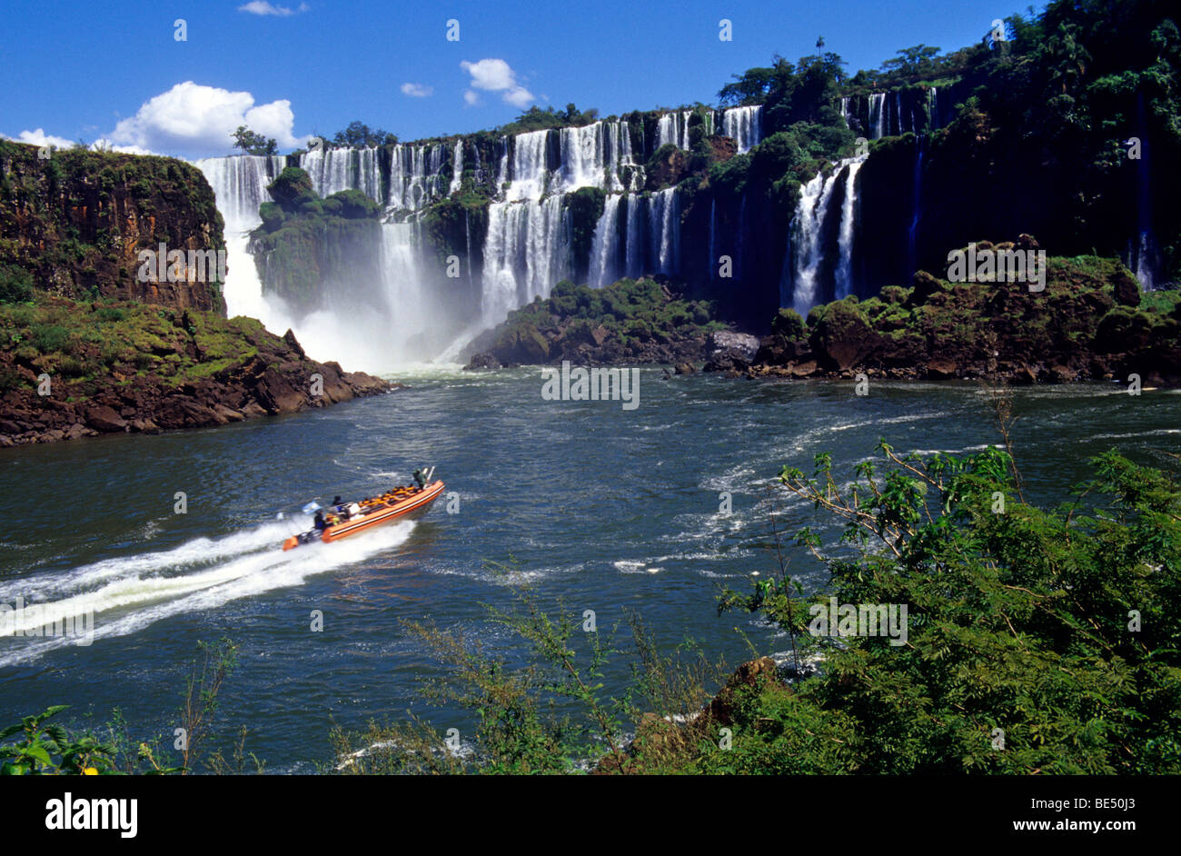 Canots s'approche de la tombe. Parc national de l'Iguazu Falls, province de Misiones. L'Argentine l'Argentine ; Banque D'Images