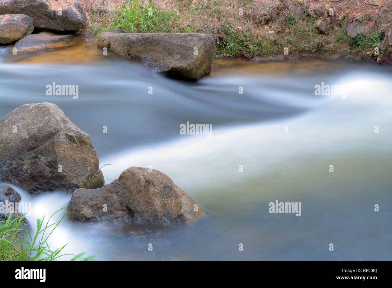 Grande image de l'eau descendant le ruisseau ou rivière Banque D'Images