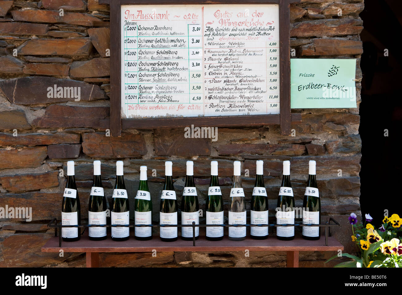 Menu et des bouteilles de vin en face d'un bar à vin, Cochem, District de Cochem-Zell, Moselle, Rhénanie-Palatinat, Allemagne, Europe Banque D'Images
