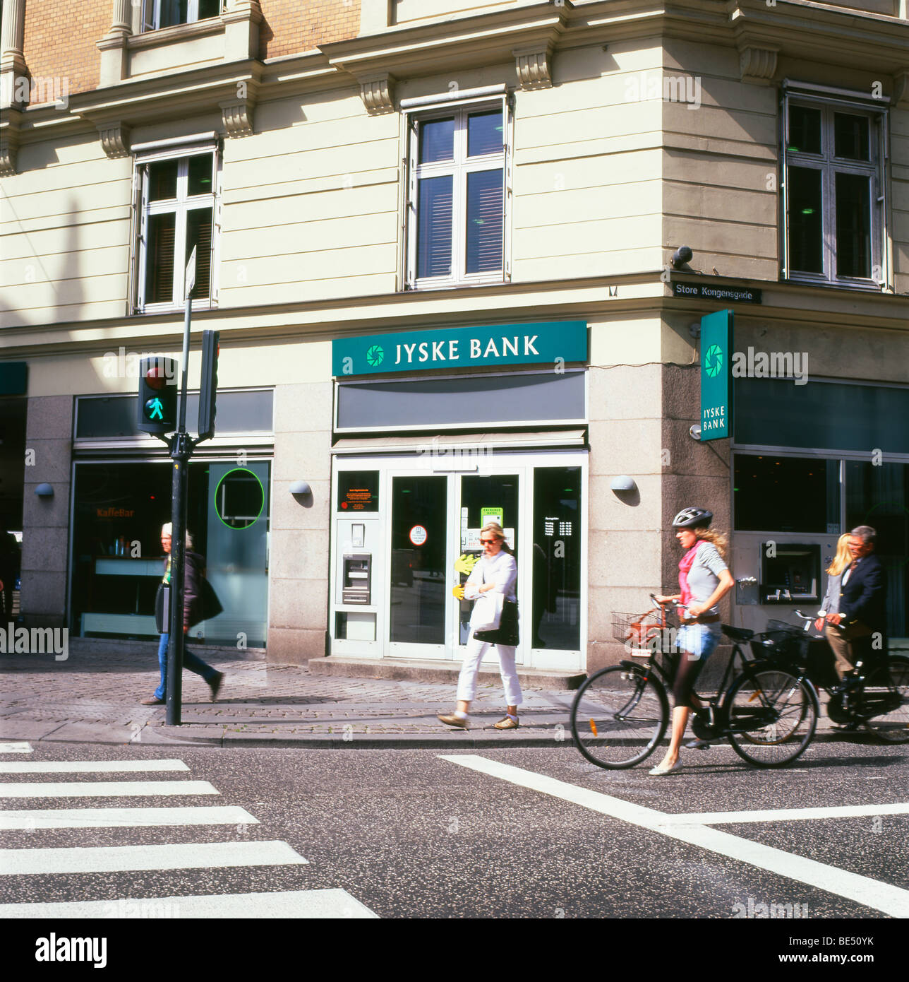 Jyske Bank et les piétons et les cyclistes et piétons Danemark Copenhague Europe KATHY DEWITT Banque D'Images