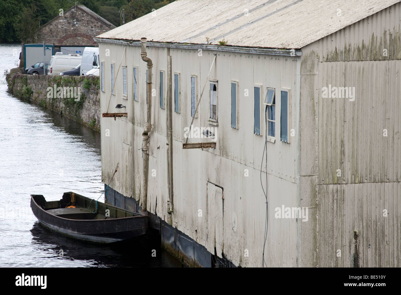 Ancien hangar à bateaux avec bateau à rames estuaire du Shannon, Irlande Banque D'Images