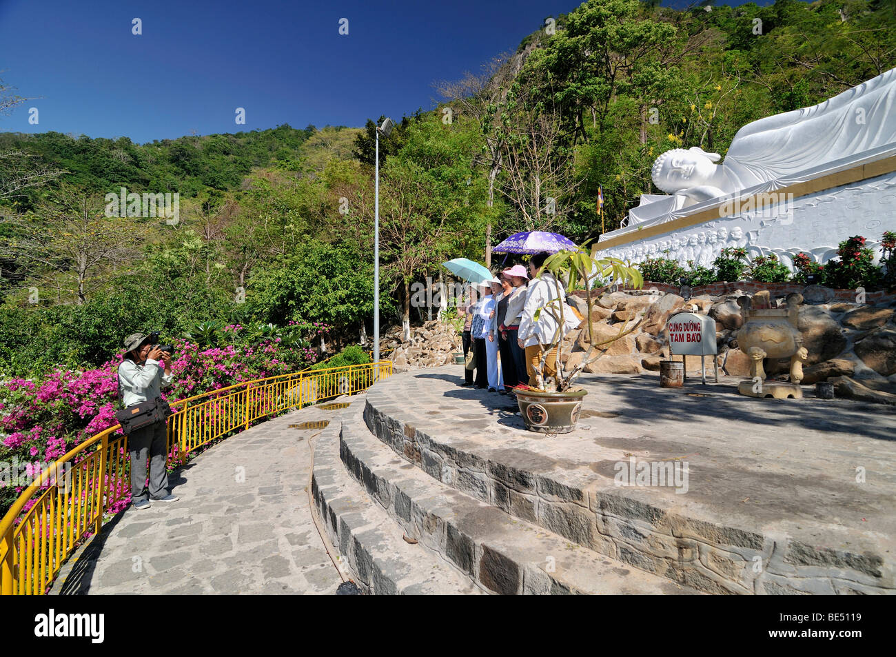 Photographe de prendre une photo d'une femme sur la montagne de la femme noire, Nui Ba Den, Tay Ninh, Vietnam, Asie Banque D'Images