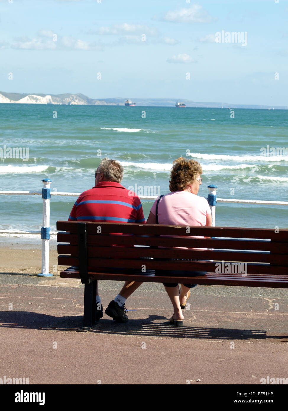 Un couple en profitant de la vue et du soleil à Weymouth, Dorset. Banque D'Images