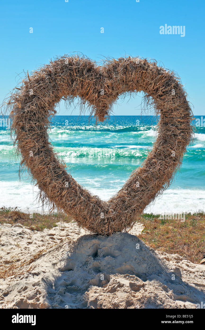 Coeur de la Sculpture de paille sur l'affichage à l'océan à un festival des arts Banque D'Images