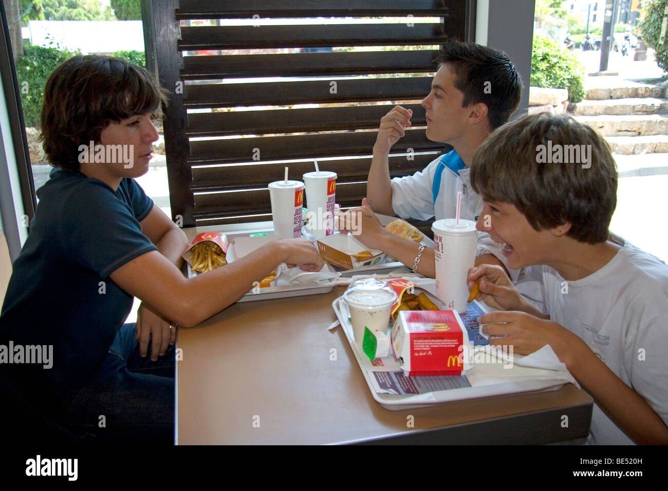Les adolescents Français mangent au MCDONALD'S restaurant fast food dans le sud de la France. Banque D'Images