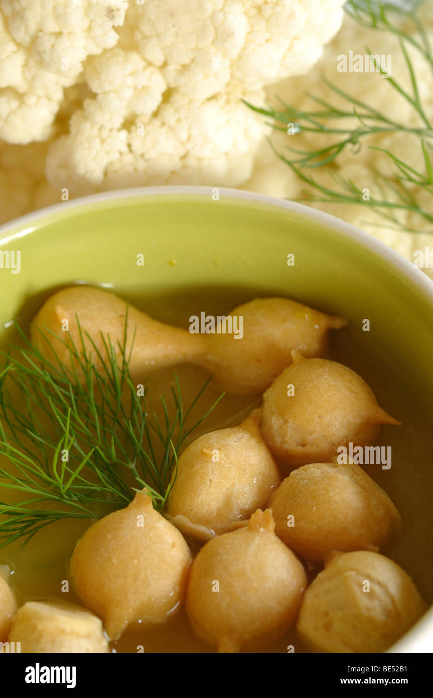 Soupe de chou-fleur avec croûtons pâte feuilletée Banque D'Images Soupe de chou-fleur avec croûtons pâte feuilletée Banque D'Images