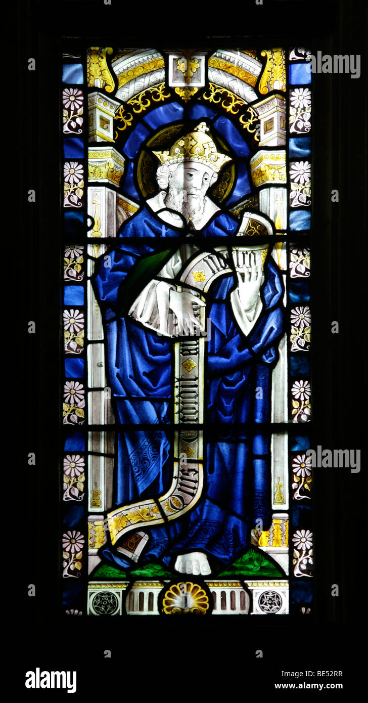 Une fenêtre en vitraux conçue par Frederick Heathcoate Sutton représentant le prophète Isaiah, l'église Brent Broughton, Lincolnshire Banque D'Images