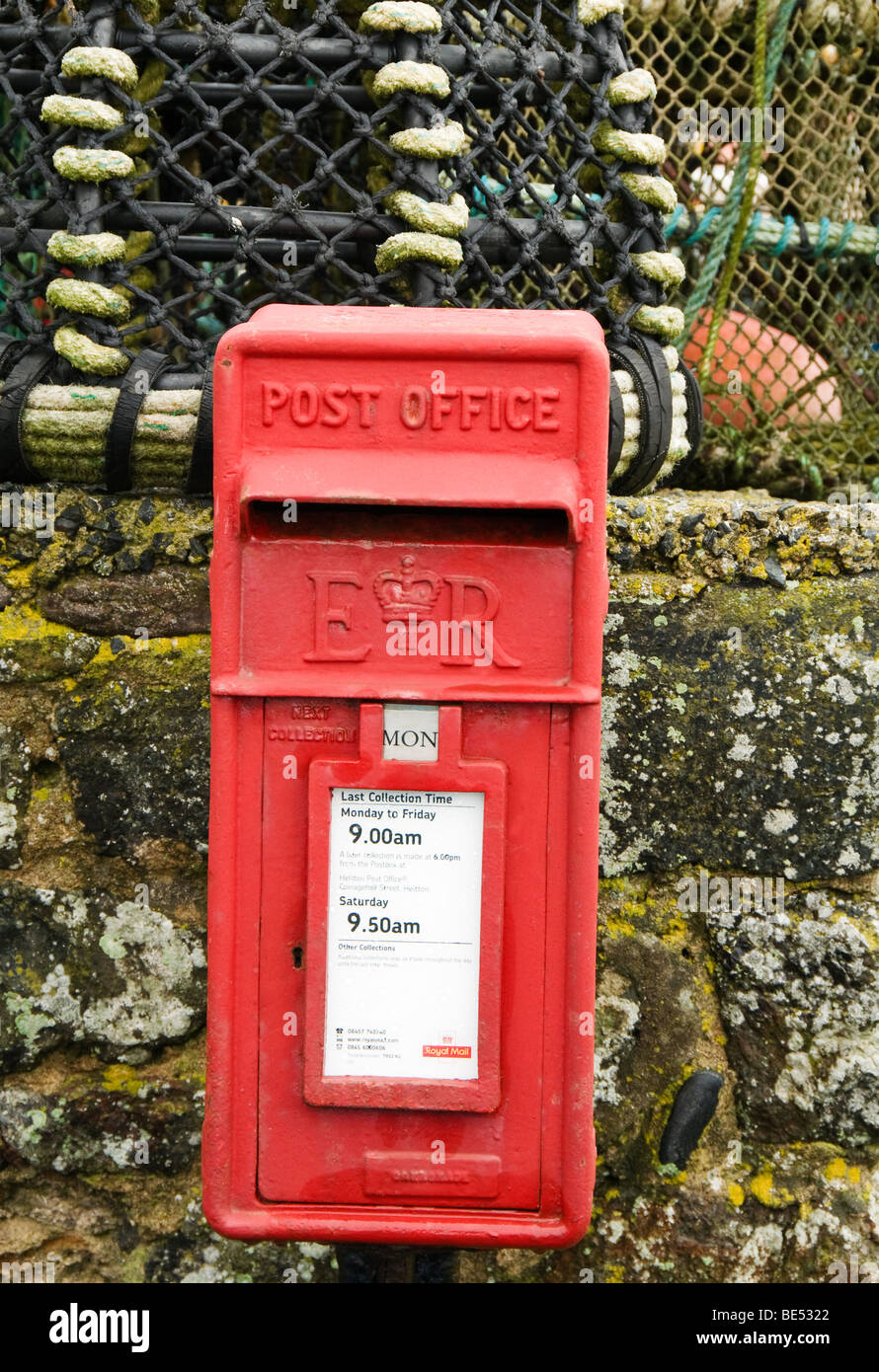 Post Box traditionnelle sur le mur de Cadgwith Cove près du cap Lizard, Cornwall, UK Banque D'Images