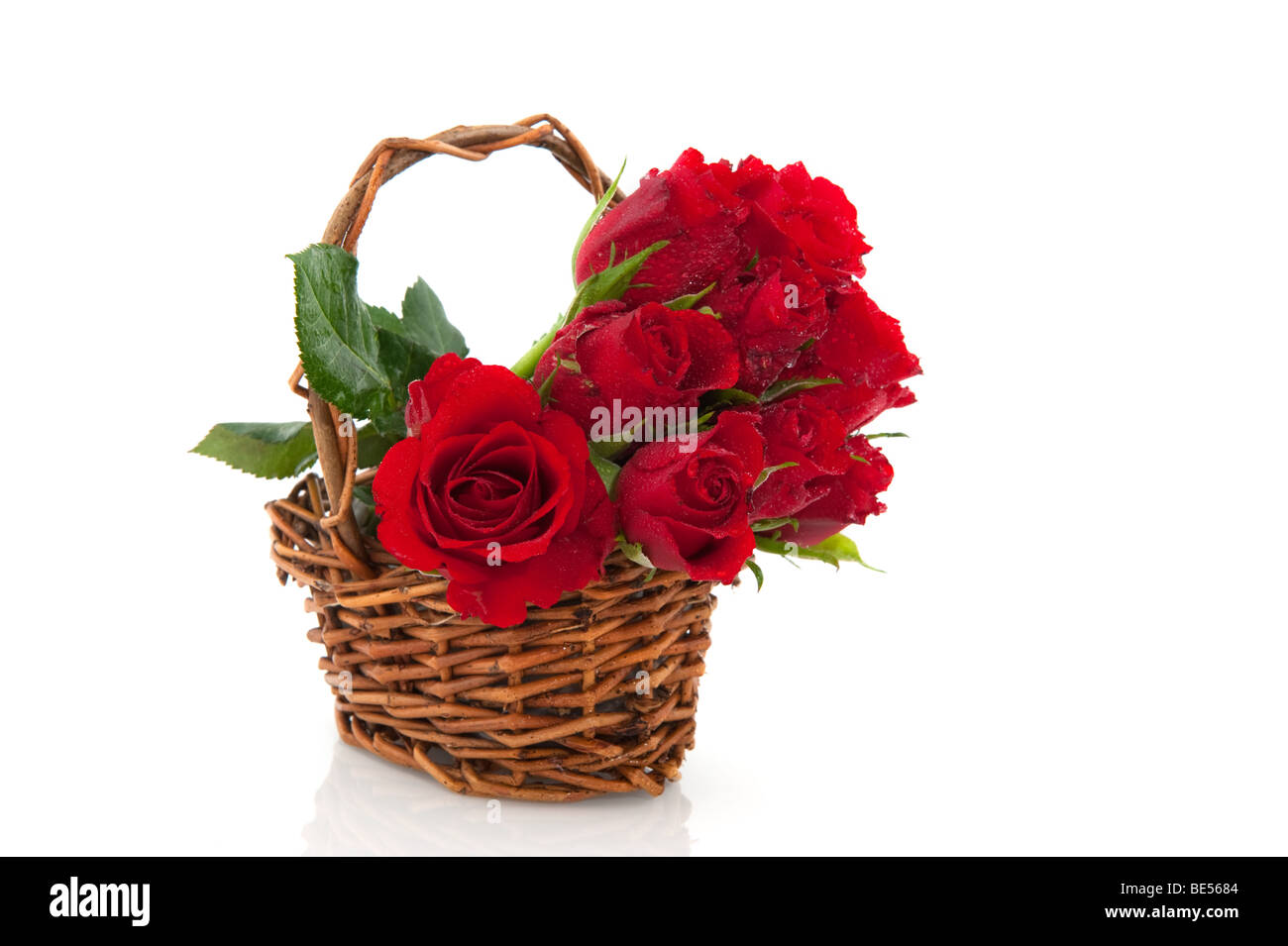 Panier de roses rouges isolated over white Banque D'Images