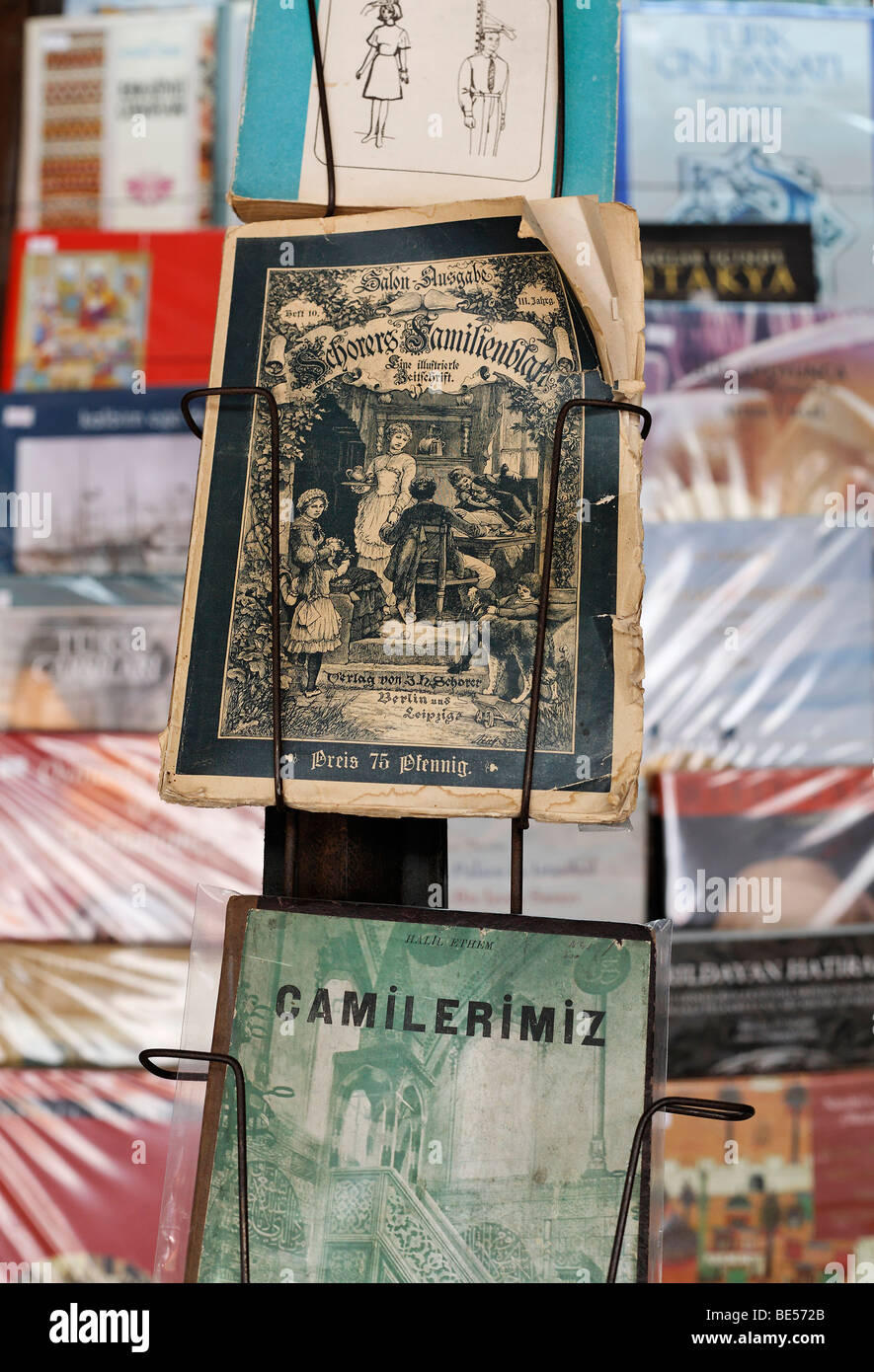 Librairie le magazine allemand du 19ème siècle, la famille Schorer, feuille affichée dans Book Bazaar, Place Beyazit, Istanbul, Tu Banque D'Images