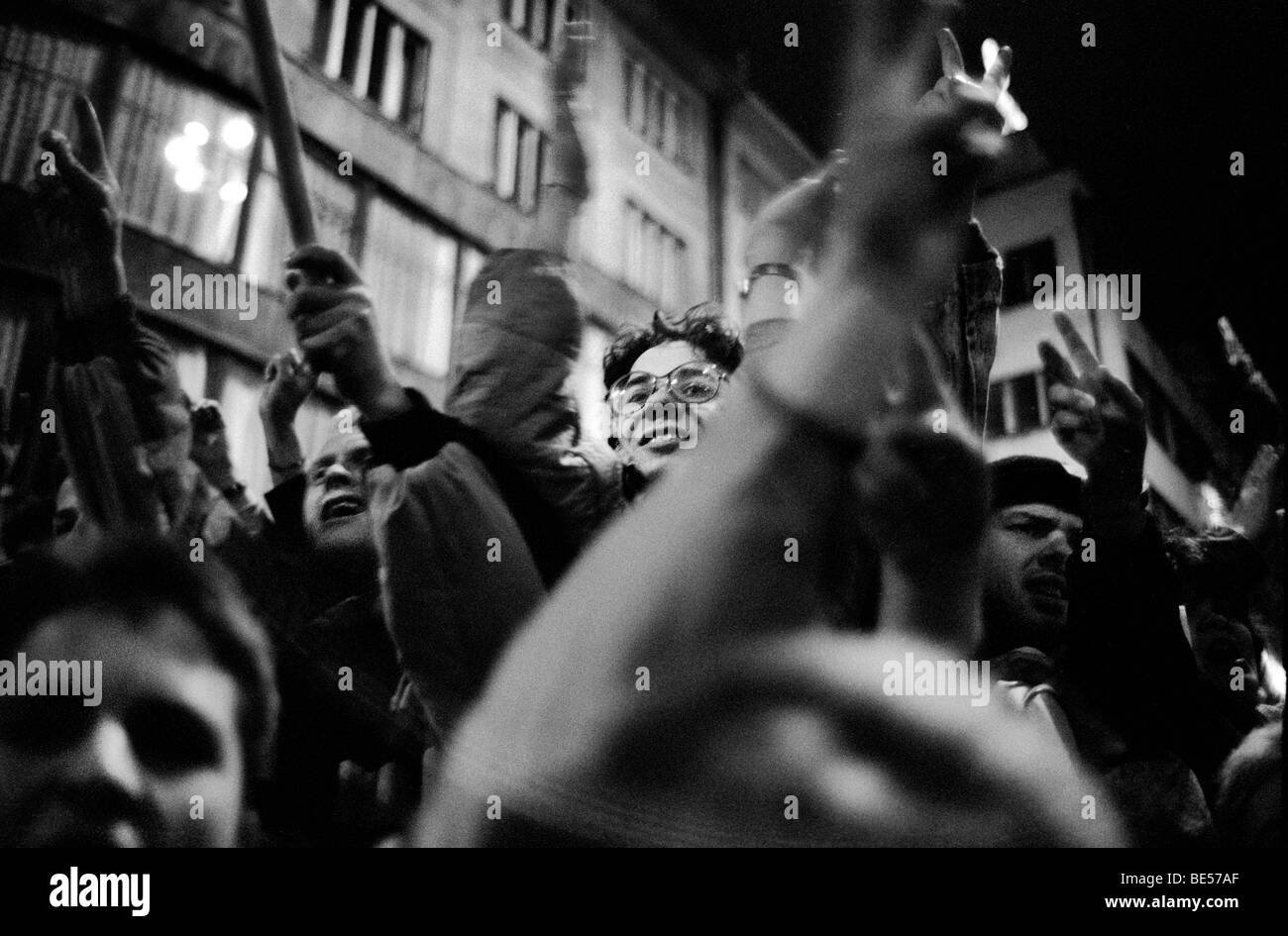 Les manifestants se rassemblent sur la place Wenceslas à Prague appelant à la fin du régime communiste en Tchécoslovaquie. Novembre 1989 Banque D'Images