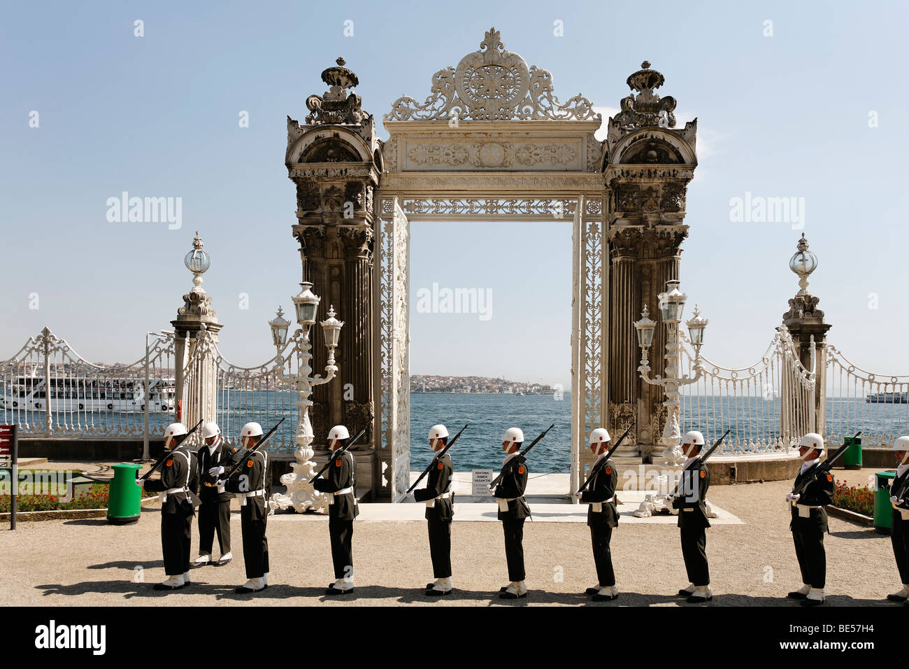 Garde à l'entrée principale en face de la rive du Bosphore, le Palais de Dolmabahçe, Besiktas, Istanbul, Turquie Banque D'Images