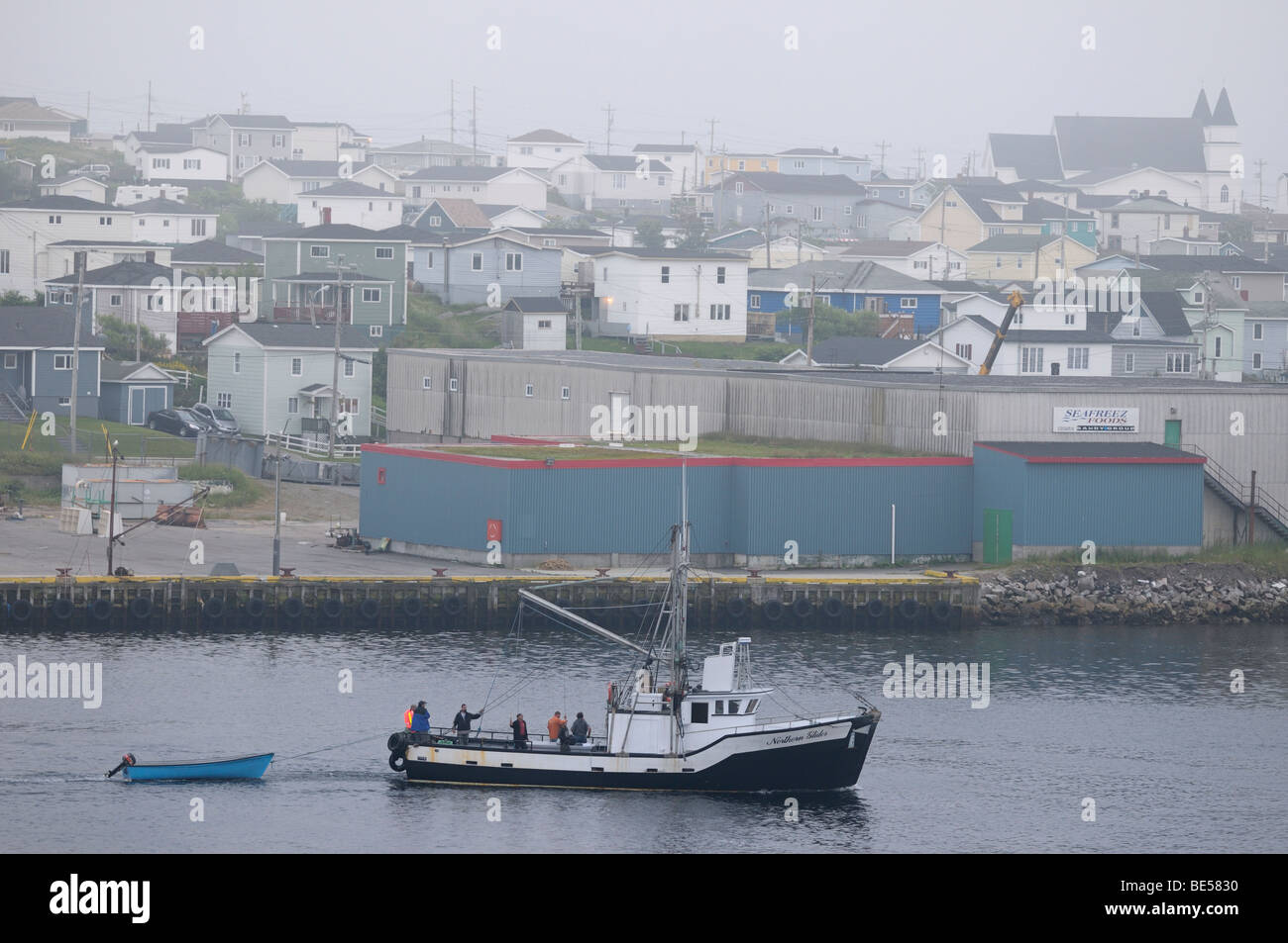 Les pêcheurs de voile de retourner à Port aux Basques à Terre-Neuve Harbour au crépuscule Banque D'Images