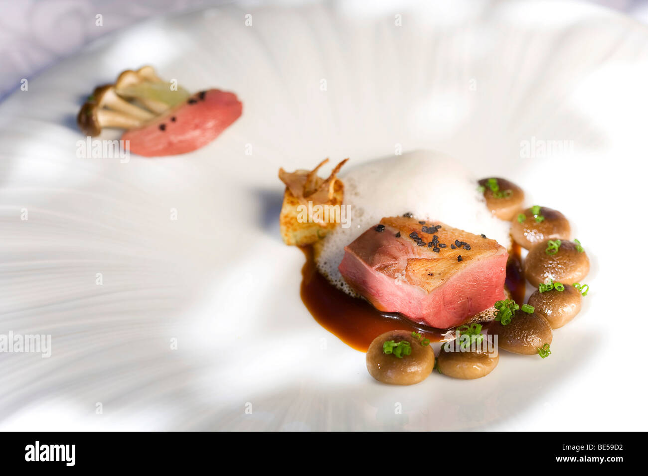 Etouffe fumé avec colombe et champignons shimeji oignon rôti, gnocchi de lave par le chef Hans Neuner, l''hôtel Vila Vita Parc, Banque D'Images