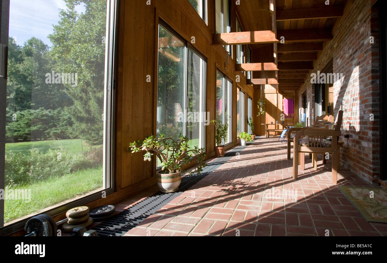 Vue de l'intérieur de l'atrium (solarium) dans une enveloppe "solaire passif" maison design accueil en quartier résidentiel. Banque D'Images