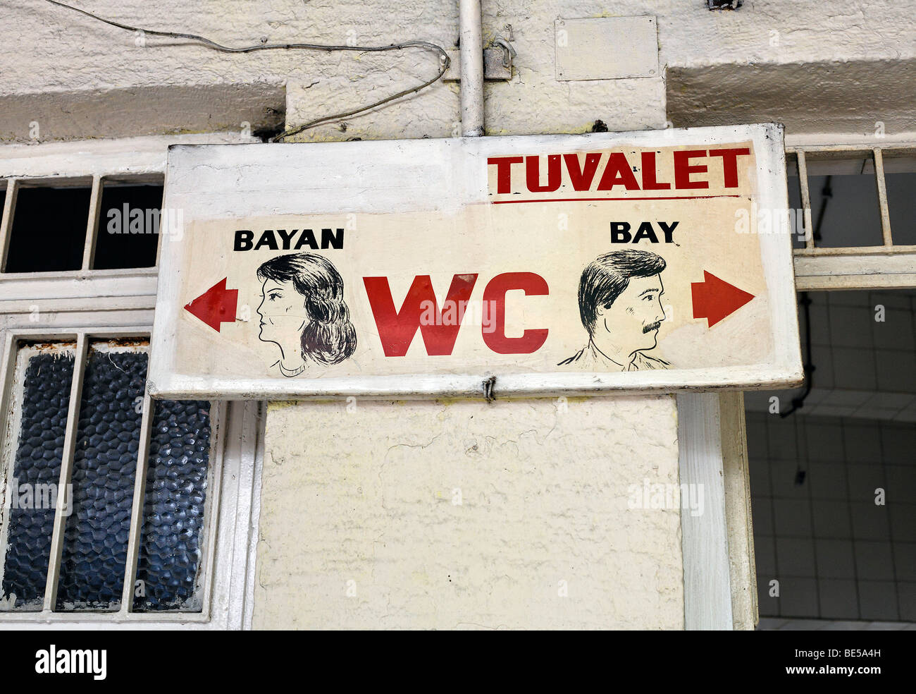 Toilettes signe avec les chefs d'peint naïvement les hommes et les femmes, Book Bazaar, Place Beyazit, Istanbul, Turquie Banque D'Images