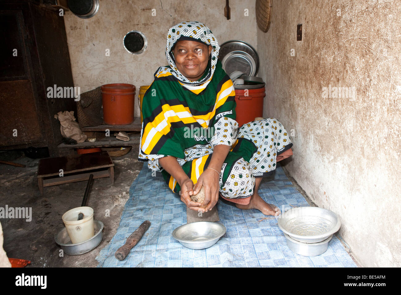 Une vieille femme prépare un plat à base de noix de coco fraîche, Jambiani, Zanzibar, Tanzania, Africa Banque D'Images