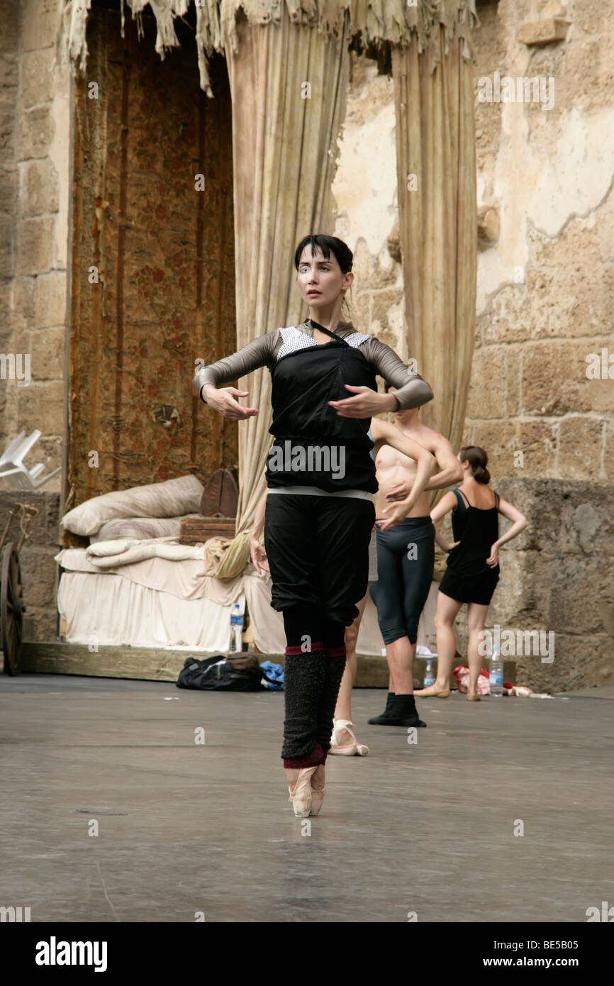 Tamara Rojo en classe sur la scène de l'Aspendos amphithéâtre en plein air à Antalya, Turquie Banque D'Images