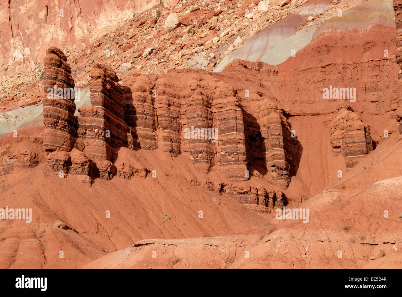 Tours rocheuses et de crêtes, les couches de grès dans différentes nuances de rouge, la formation de Moenkopi, route panoramique, de Capitol Reef National Pa Banque D'Images