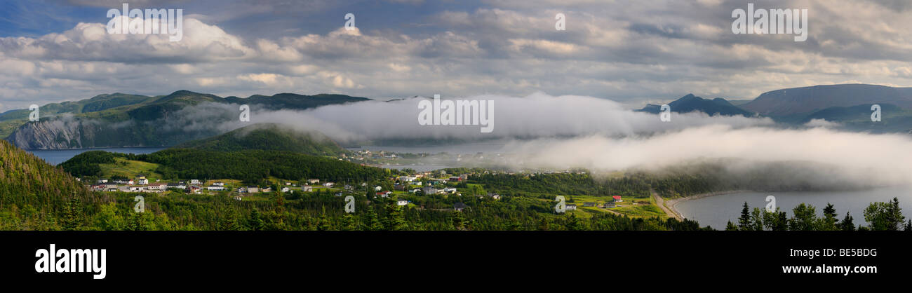 Panorama de soirée bas nuages sur Bonne Baie à Norris Point sur le golfe du Saint-Laurent Terre-neuve Canada Parc national du Gros-Morne Banque D'Images