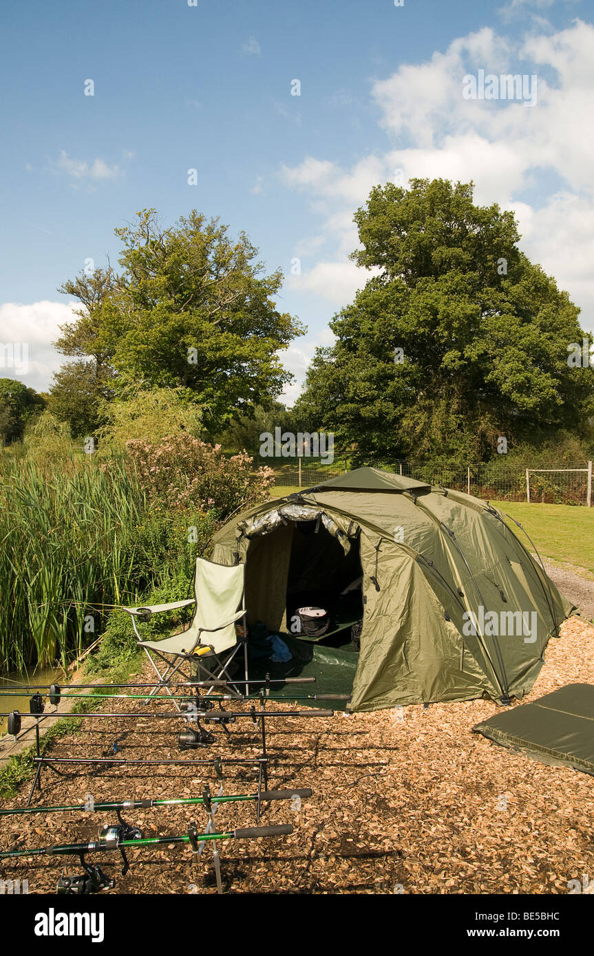 Bivouac tente de pêche et cannes à pêche Photo Stock - Alamy