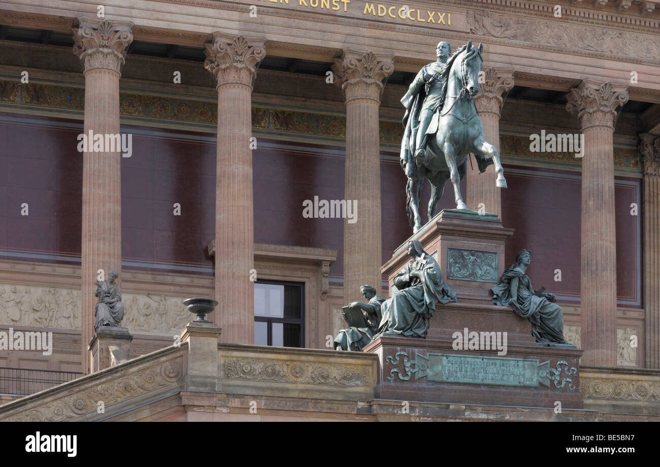 Alte Nationalgalerie art gallery avec monument de Frédéric Guillaume IV, Berlin, Germany, Europe Banque D'Images