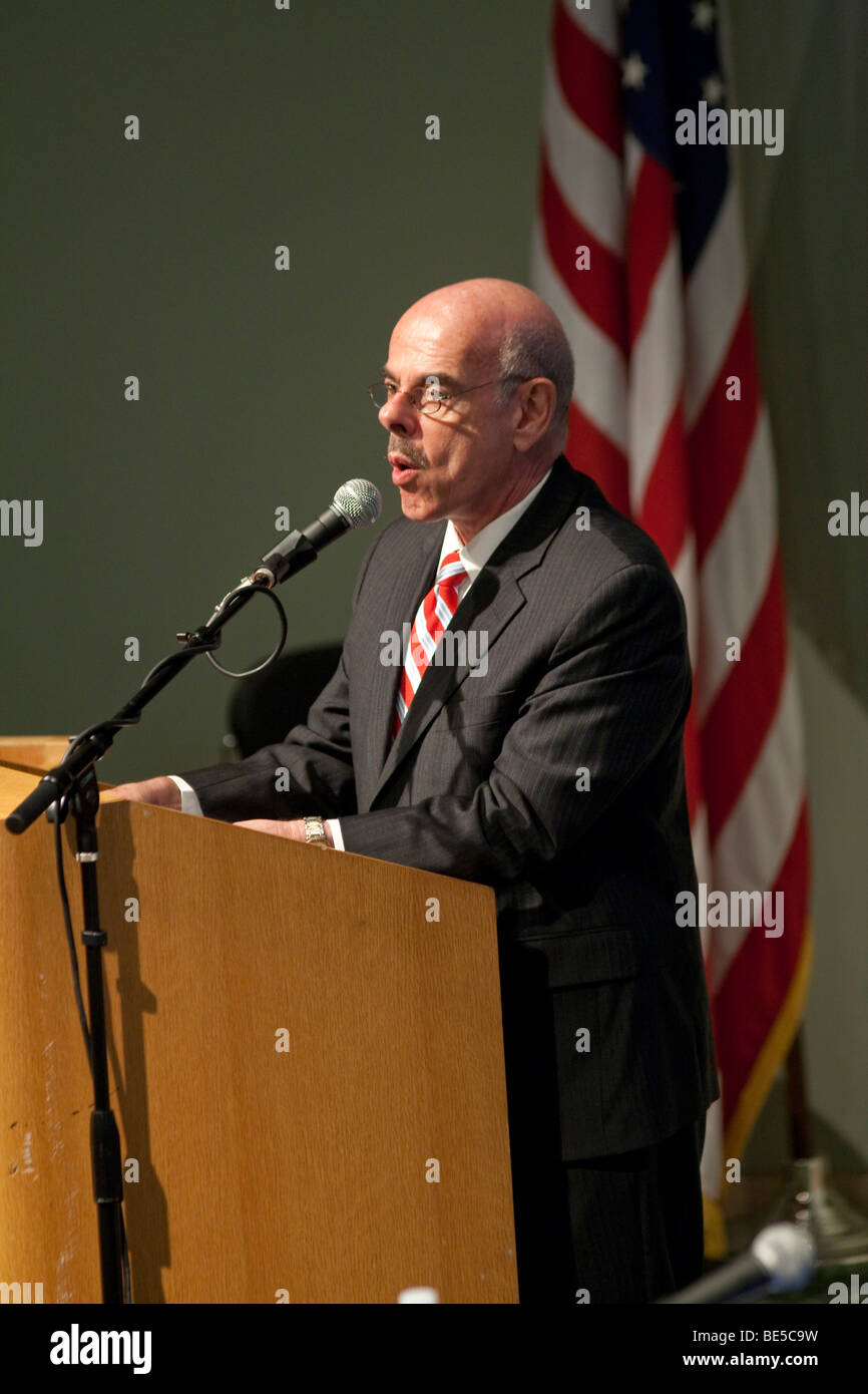 Henry Waxman (D-CA) parle à un panneau sur le changement climatique le 21 août sth, à l'UCLA, Los Angeles. Banque D'Images