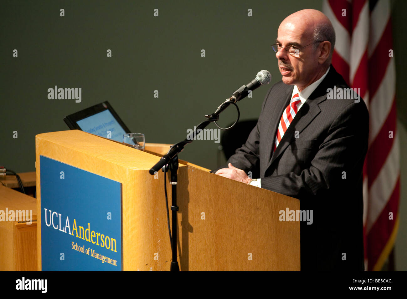 Henry Waxman (D-CA) parle à un panneau sur le changement climatique le 21 août sth, à l'UCLA, Los Angeles. Banque D'Images