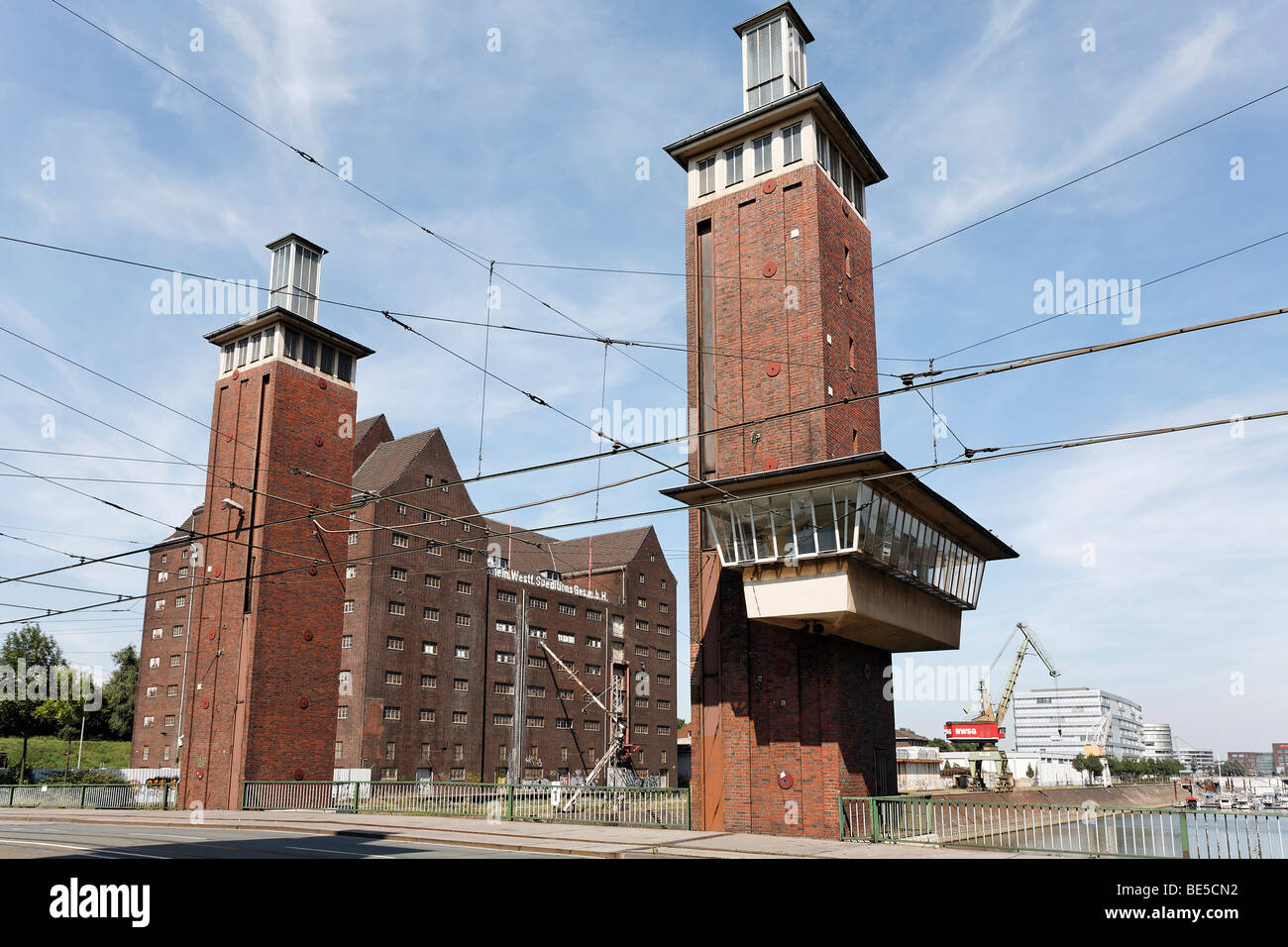 Schwanentorbruecke pont depuis les années 1950, l'avant-port, Duisburg, région de la Ruhr, Nordrhein-Westfalen, Germany, Europe Banque D'Images