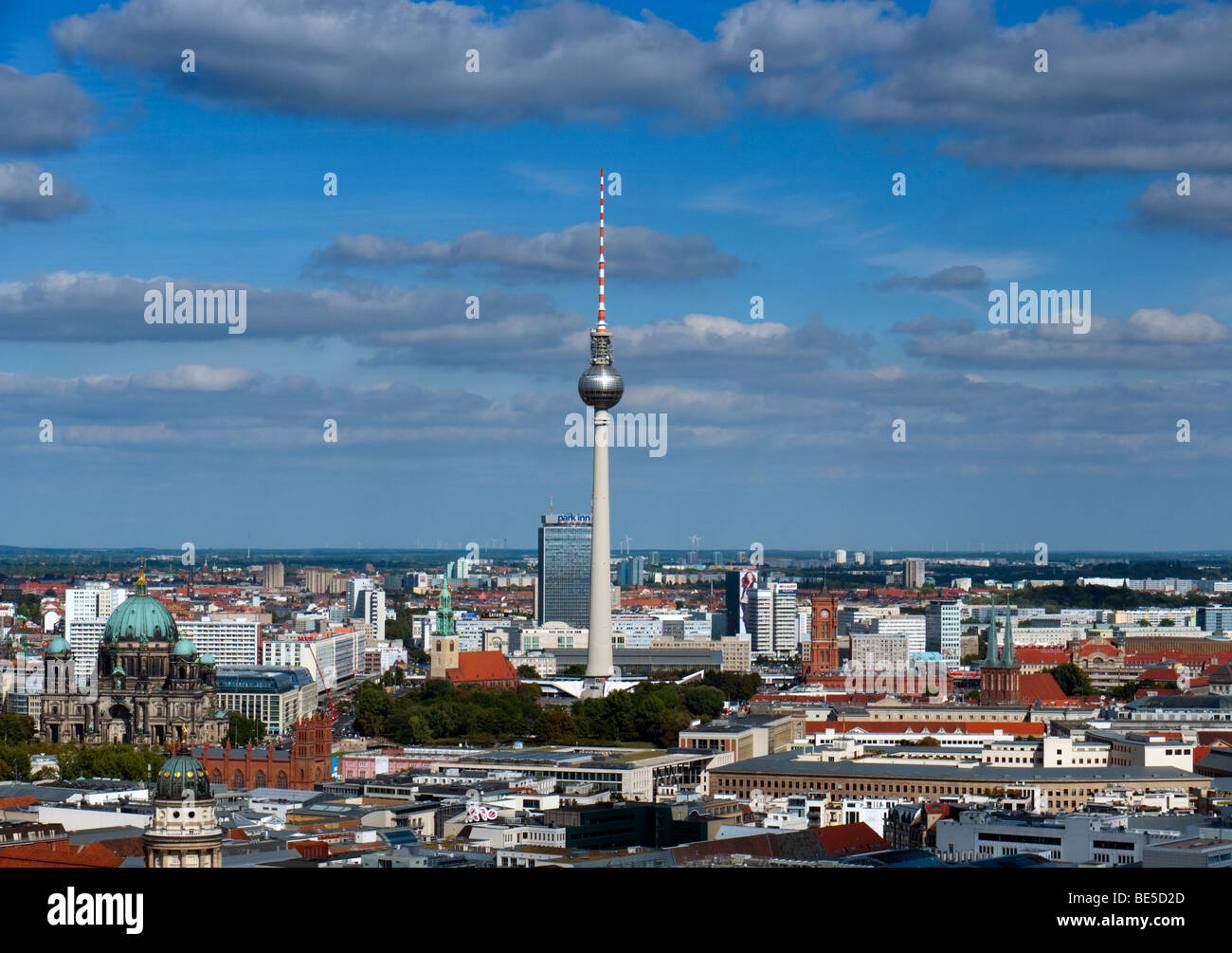 Vue sur les toits de Berlin avec tour de télévision (TV) et vue sur les toits de Berlin Alexanderplatz avec à l'arrière Banque D'Images