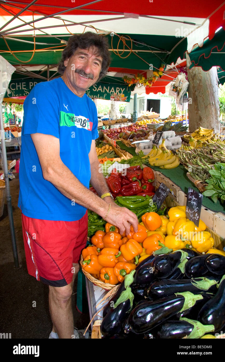 Stockage du vendeur français produire à un marché en plein air dans la région de Sanary sur Mer, dans le sud de la France. Banque D'Images