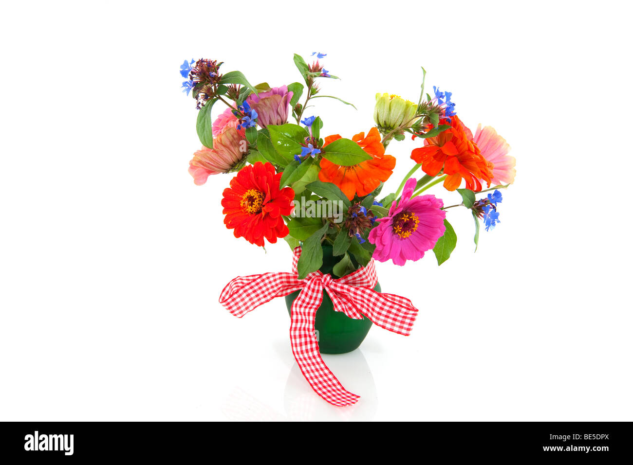 Bouquet de fleurs colorées dans vase vert Banque D'Images