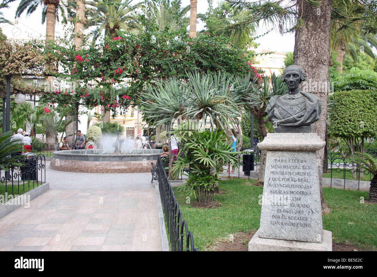 Une statue sur le Roi Charles III d'Espagne dans un cadre pittoresque, Aguilas, Murcia, Espagne. Banque D'Images