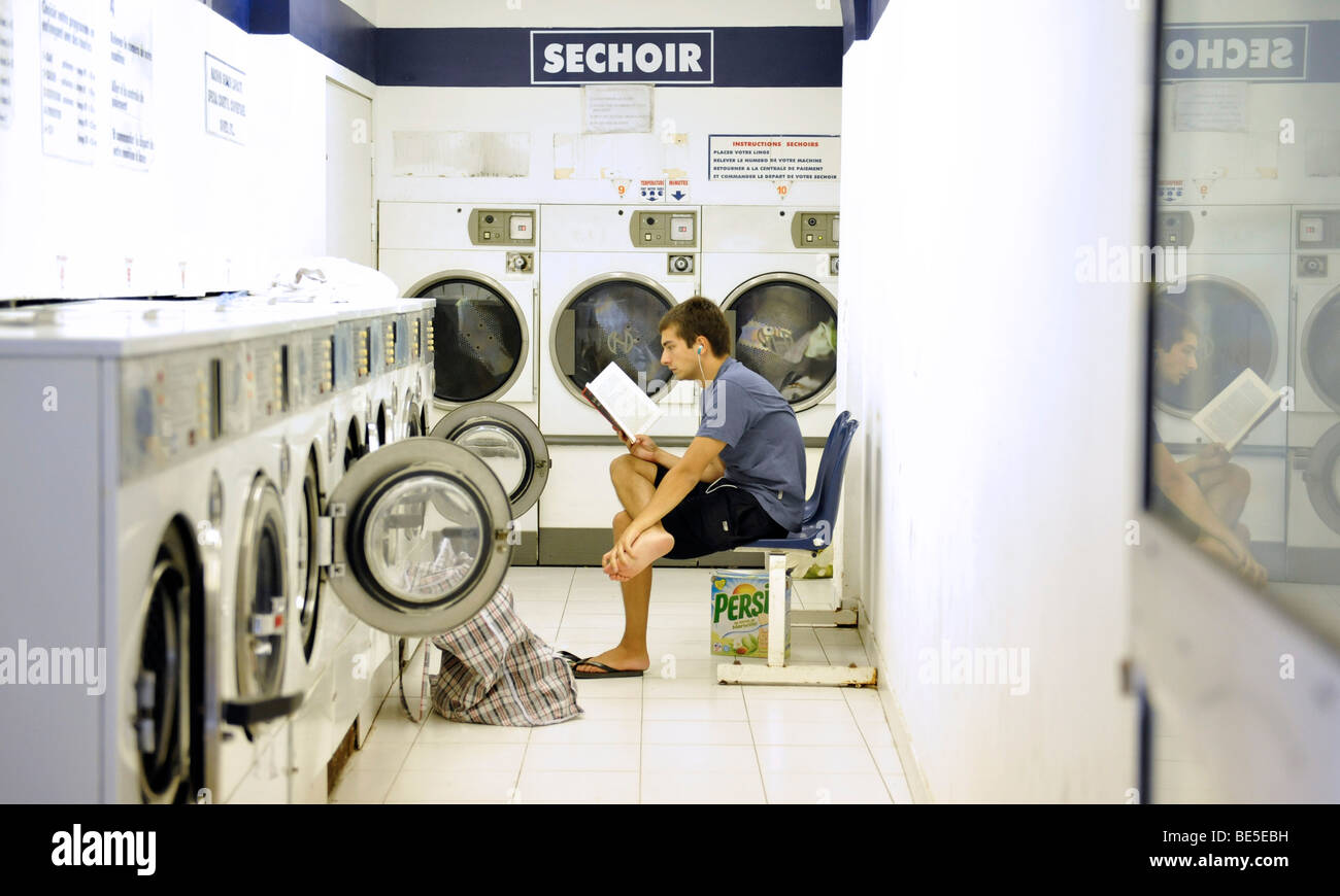 Homme laverie lave-lecture persil Banque D'Images