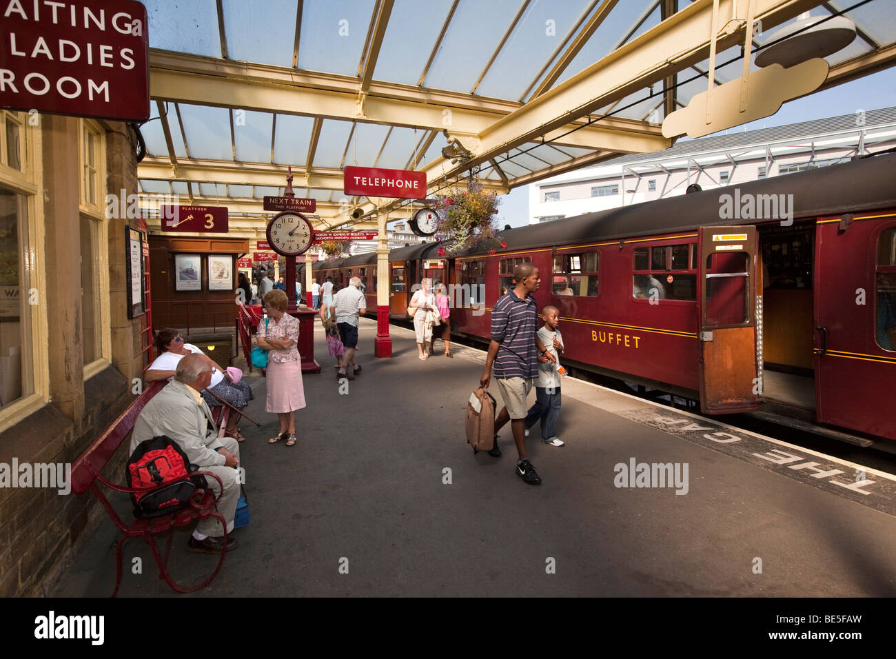Royaume-uni, Angleterre, dans le Yorkshire, Keighley et Worth Valley Steam Railway train station d'embarquement des passagers Banque D'Images