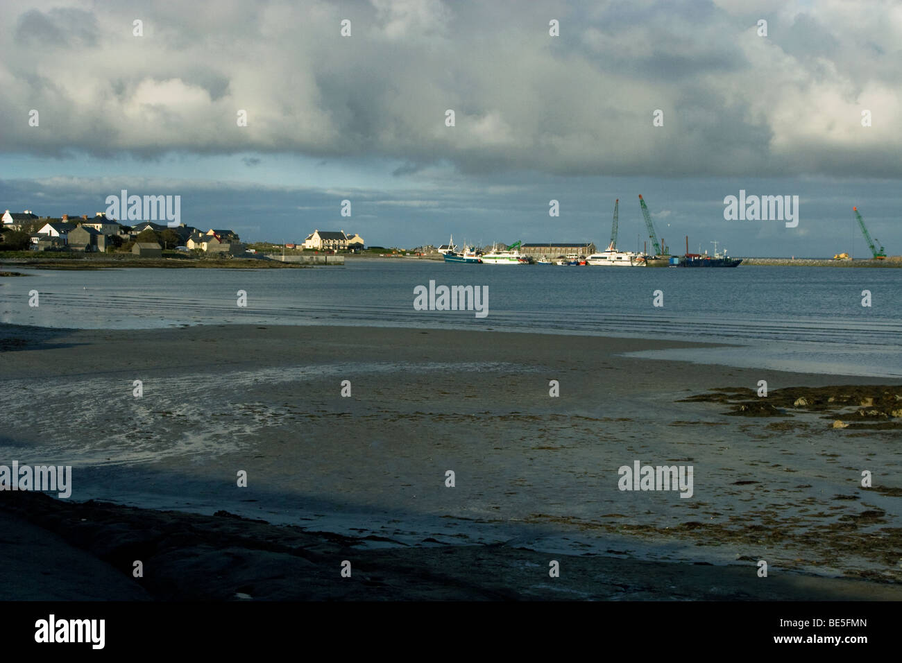 Le Kilronan Ville et le port, l'Inis Mor (Inismore) Island, les îles d'Aran, Co. de Galway, Irlande Banque D'Images