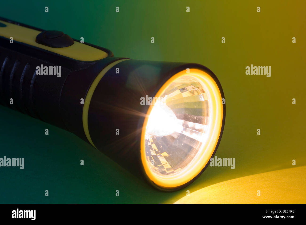 Switched on flashlight Banque de photographies et d'images à haute  résolution - Alamy