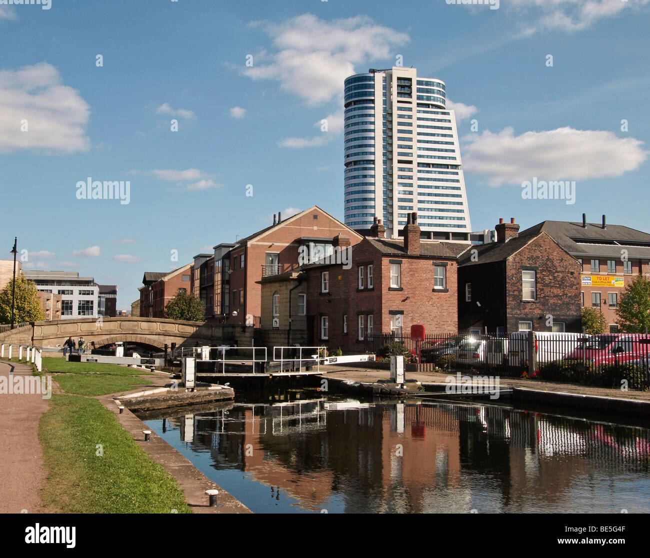 Bridgewater Place Apartments et rivière Aire de Granary Wharf Leeds West Yorkshire UK Banque D'Images