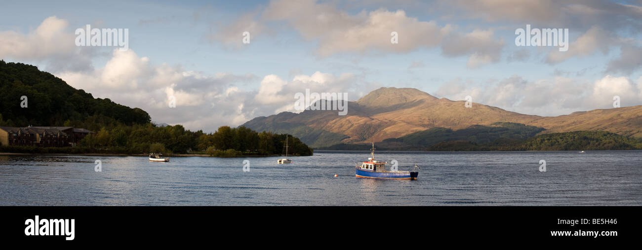 Le Loch Lomond près de sunset panorama avec petit bateau de pêche dans l'avant-plan Banque D'Images