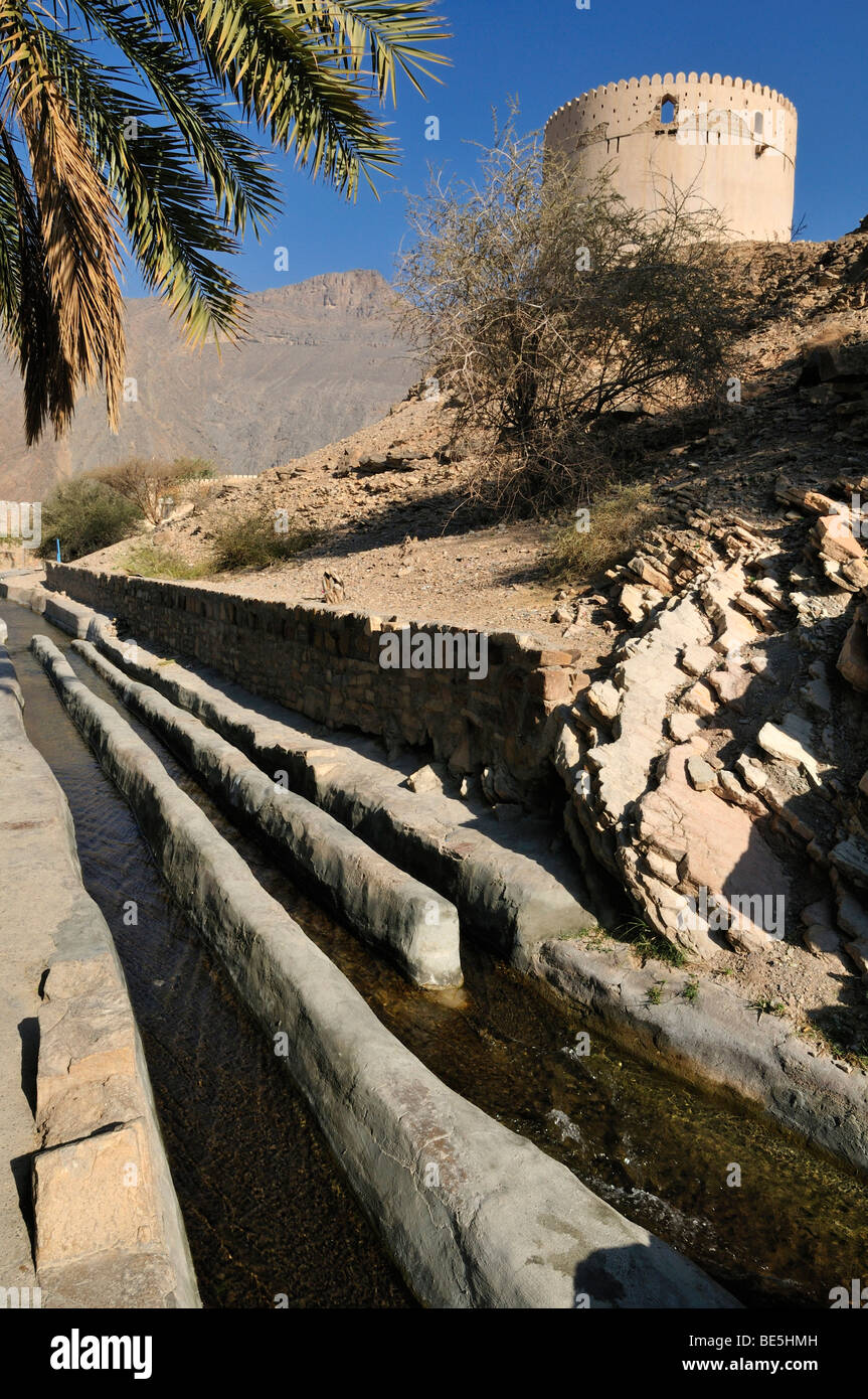 Canal traditionnel Falaj, système d'irrigation, Birkat al Mawz, UNESCO World Heritage Site, Hajar al Gharbi Montagnes, Dhakiliya Re Banque D'Images