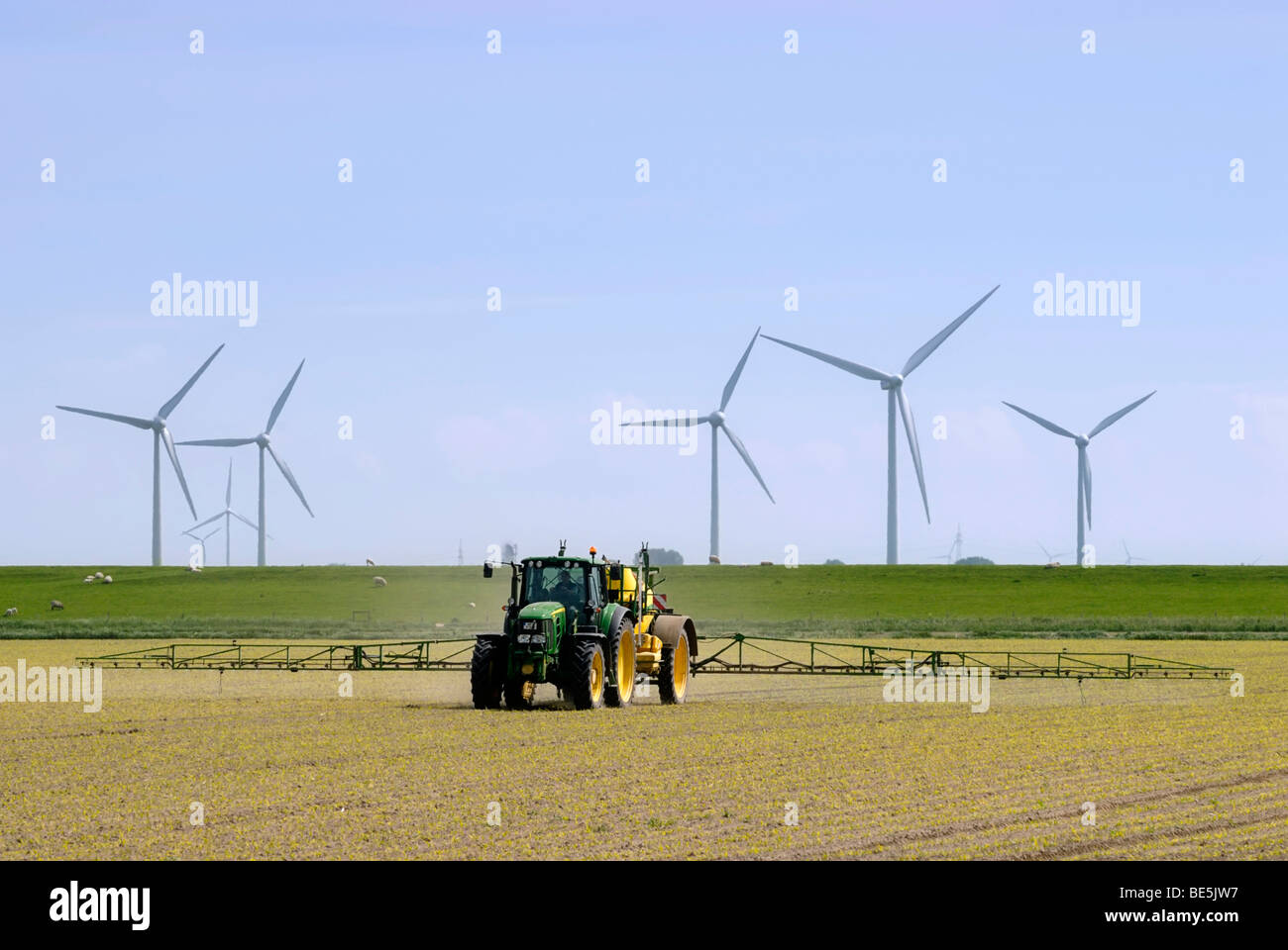 Pulvérisation agriculteur herbicide, herbicides, sur un champ, de Frise du Nord, Schleswig-Holstein, Allemagne, Europe Banque D'Images