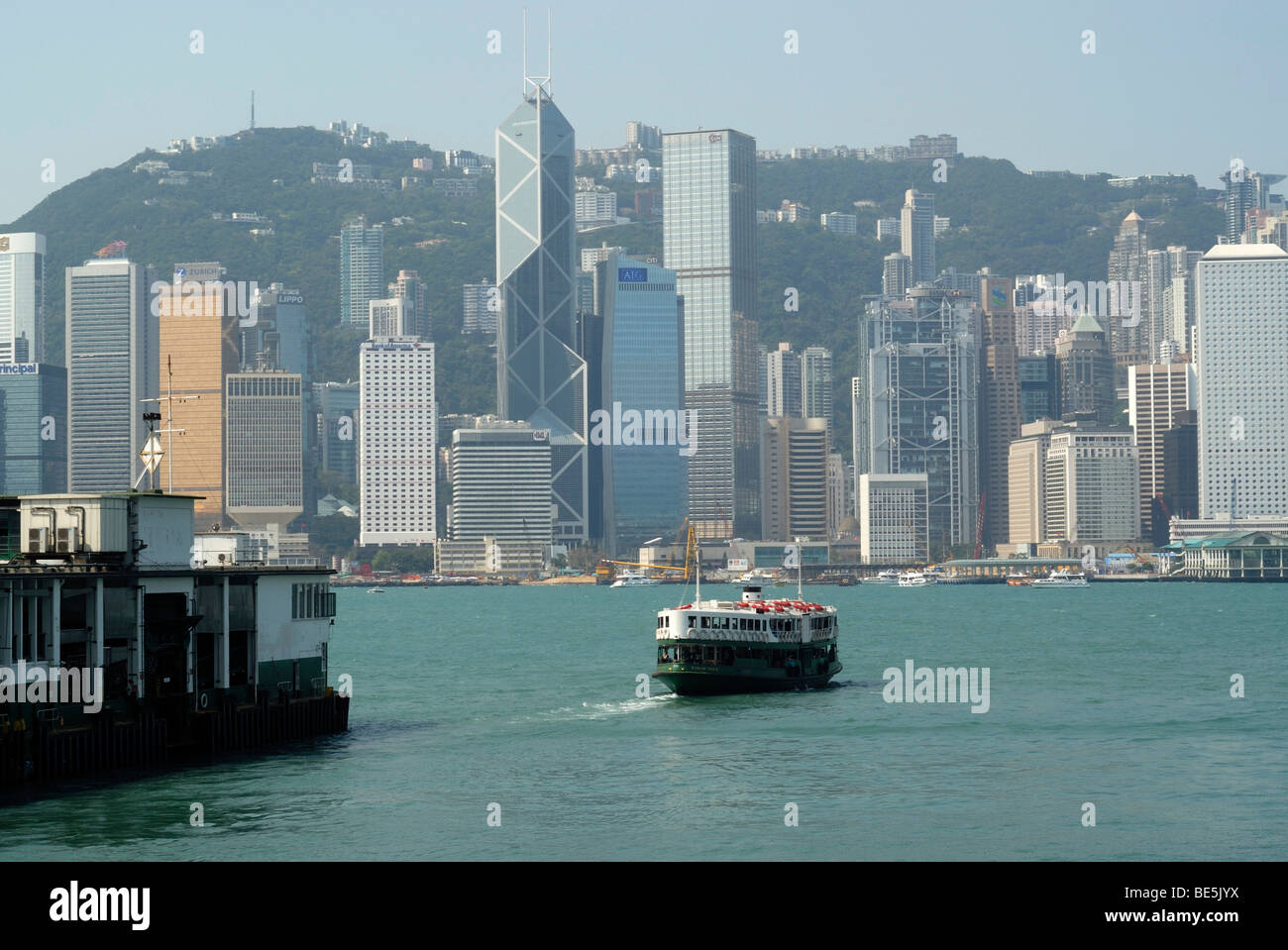 Star Ferry au départ de Kowloon en face de la skyline de Hong Kong, du quartier financier, à Hong Kong, Chine, Asie Banque D'Images