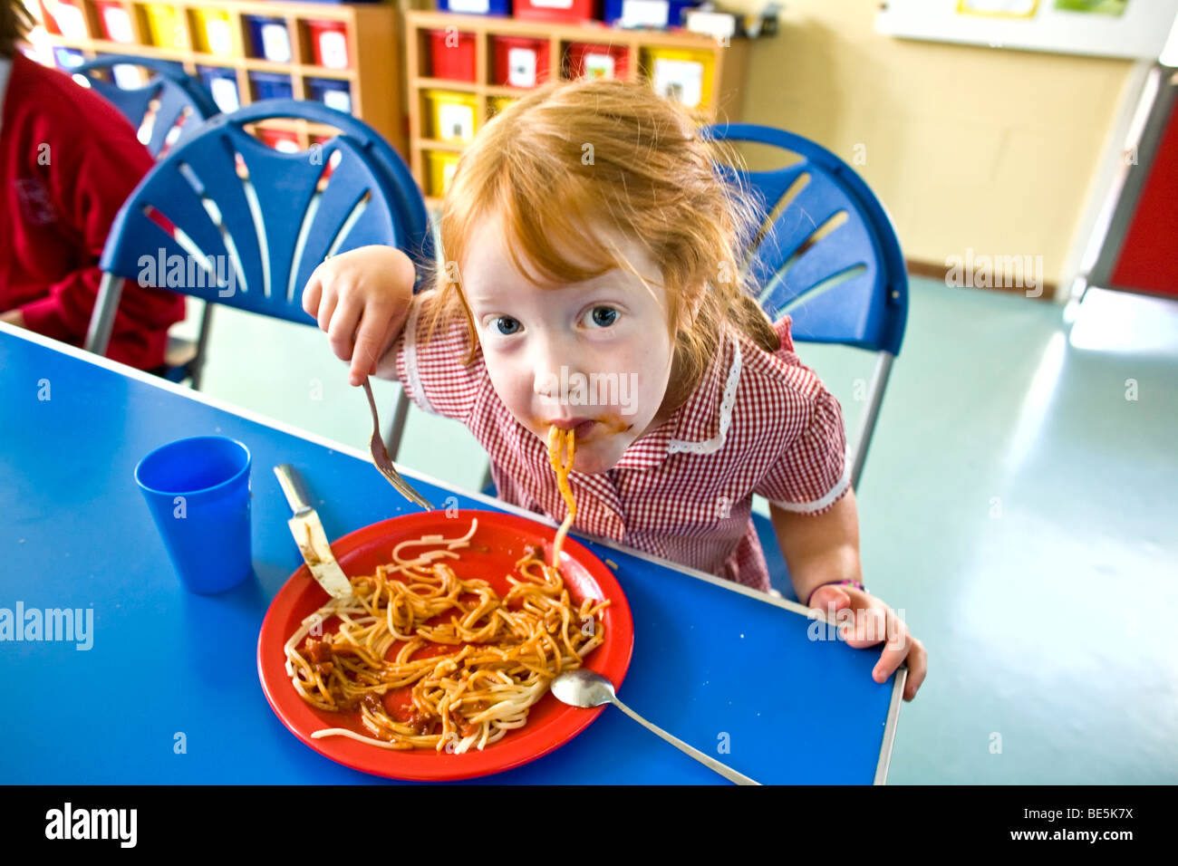 Les repas scolaires sains à l'école primaire de l'Oxfordshire UK Banque D'Images