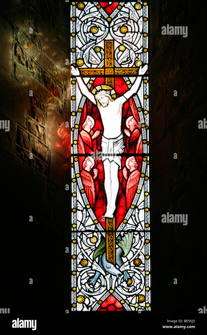 Fenêtre en vitraux de John Hardman Studios, représentant la Crucifixion du Christ, l'église Saint-Jean-Baptiste, Wappenbury, Warwickshire Banque D'Images