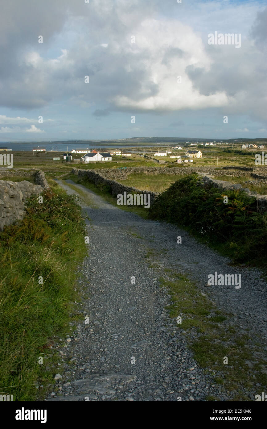 Route de campagne de base isolés, l'Inis Mor (Inismore) Island, les îles d'Aran, Co. de Galway, Irlande Banque D'Images