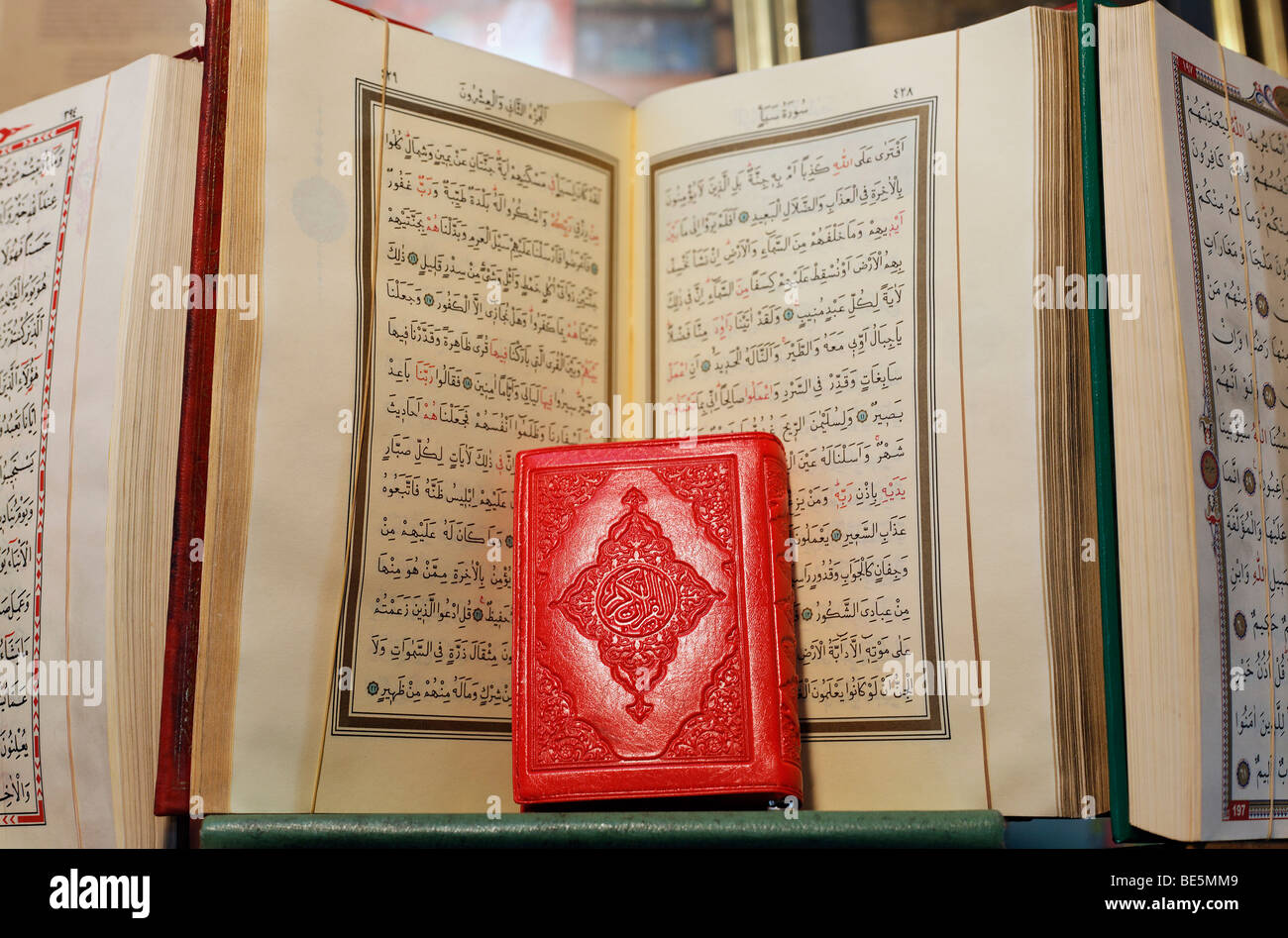 Petit Livre rouge, pressé, en face de l'écriture arabe, Coran ouvert, Book Bazaar, Beyazit, Istanbul, Turquie Banque D'Images