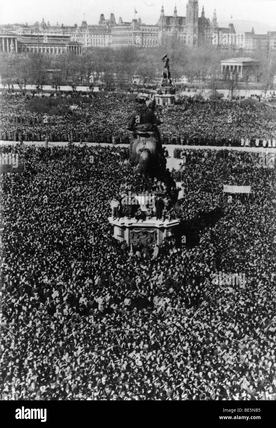 La réception d'Adolf Hitler le 15 mars 1938 à la Place des Héros, Heldenplatz Vienne, Autriche, Europe, photo historique Banque D'Images