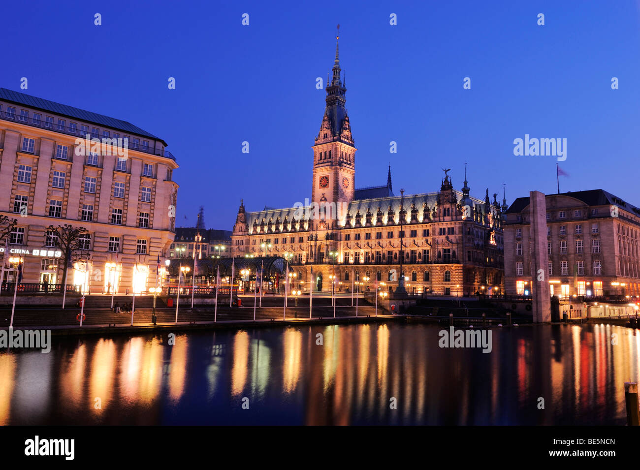 Hôtel de ville de Hambourg, illuminé la nuit, ville hanséatique de Hambourg, Allemagne, Europe Banque D'Images