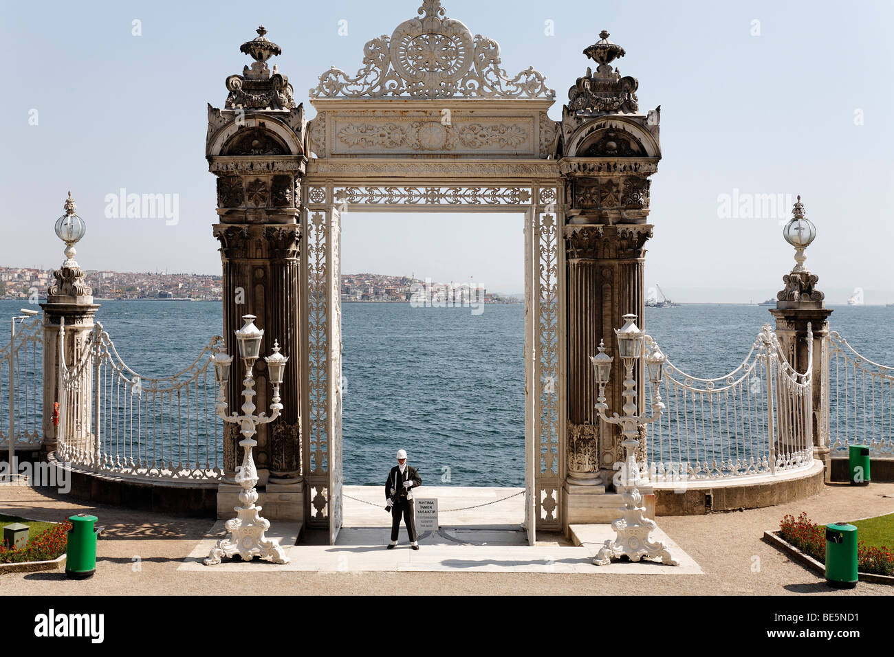 Entrée principale sur la rive du Bosphore, avec les gardiens, le Palais de Dolmabahçe, Besiktas, Istanbul, Turquie Banque D'Images