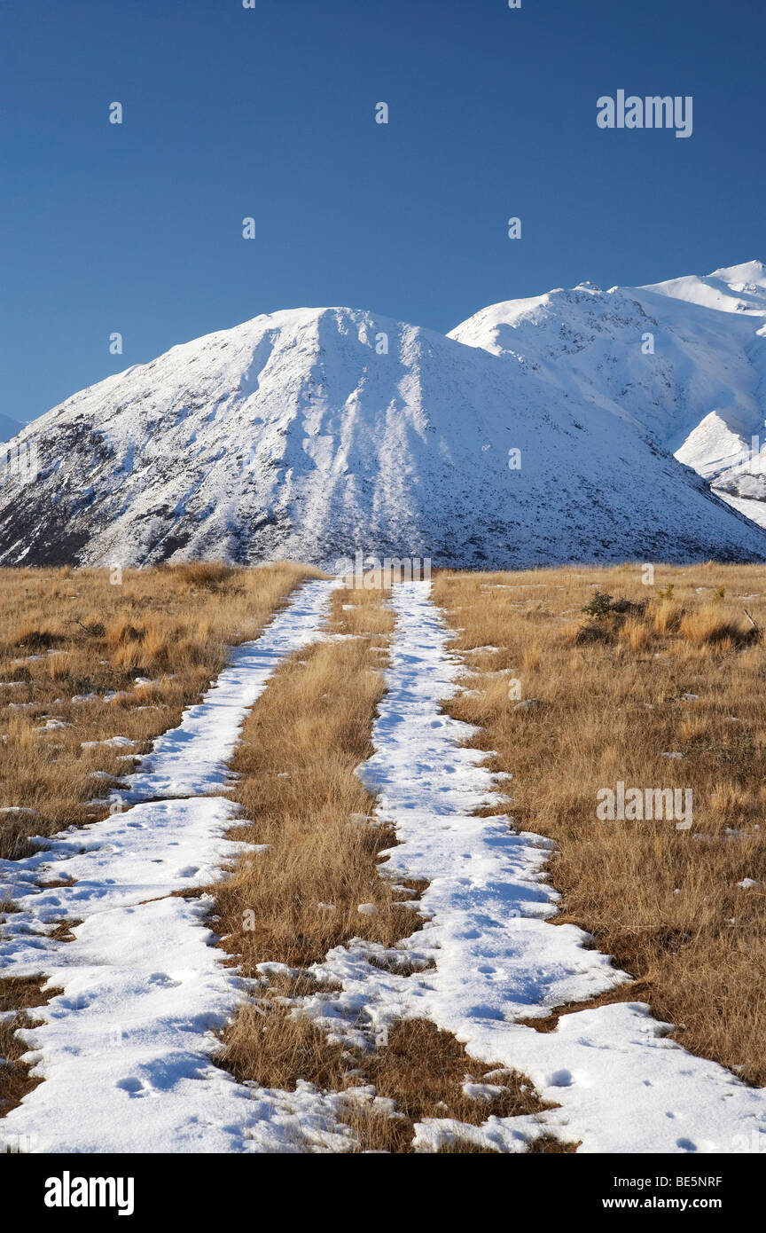 La piste couverte de neige et le mont Sugarloaf, par le lac Héron, Canterbury, île du Sud, Nouvelle-Zélande Banque D'Images